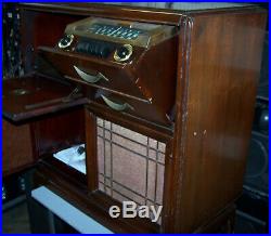 Vintage RCA Victrola Cabinet Mono Golden Throat Phonograph & Radio Tube Amp