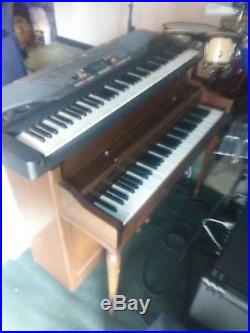 Vintage wurlitzer 700 electric piano. With built in tube amp